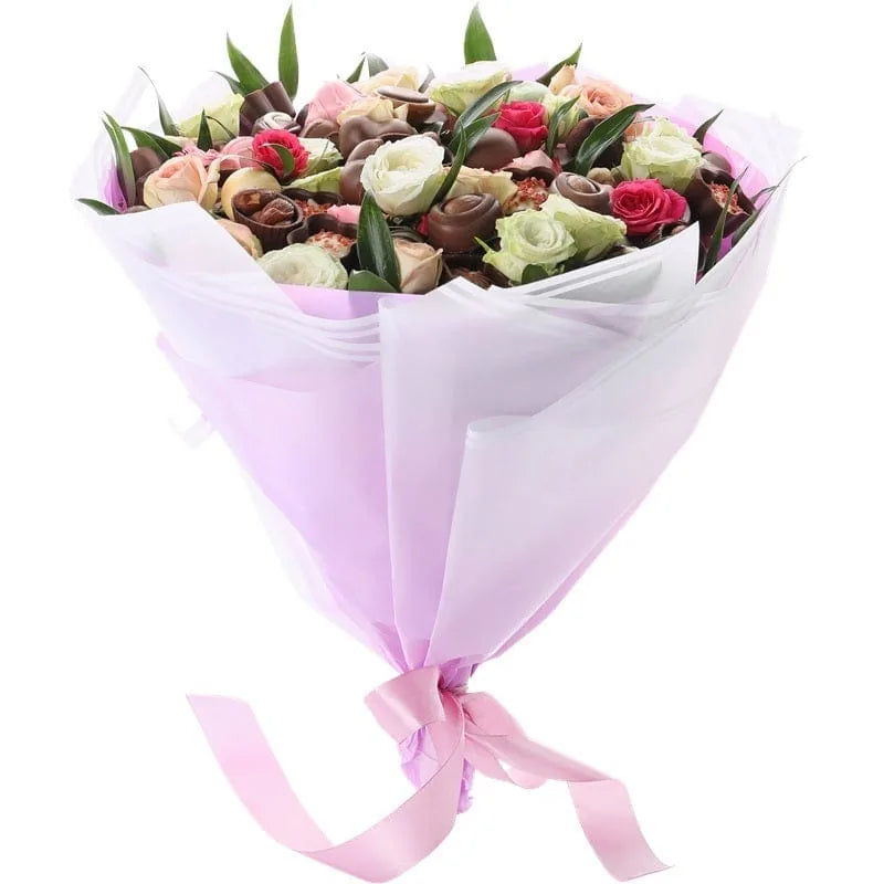 Strauß Schoko-Rosen in verschiedenen Farben von MO BLUMEN, eingewickelt in lila und weißem Papier mit rosa Schleife.